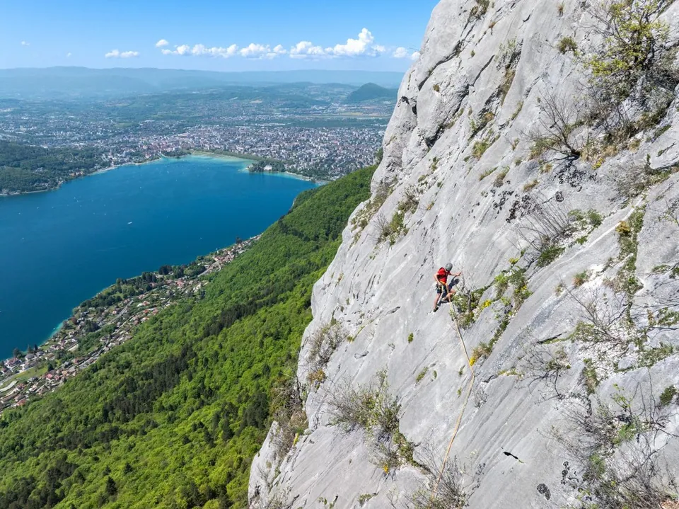 Grande voie au-dessus du lac d'Annecy